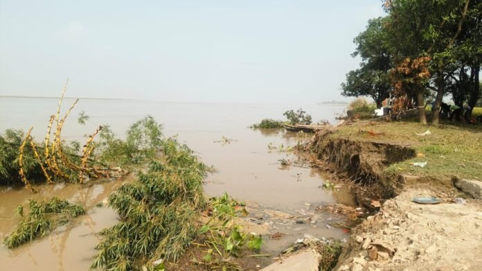 गांव में कटान करती नदी व प्रभावित क्षेत्र का निरीक्षण करते अधिकारी।