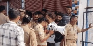 बस्ती में मोबाइल टावर पर चढ़ी महिला:घंटों सबसे ऊपर बैठी, नीचे उतारने में जुटी पुलिस
