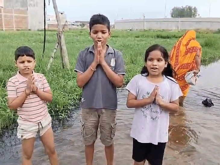 Maharajganj News | Kids Video Request DM Gaurav Singh Sogarwal For Roads