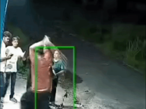 gifmagicsite-2026-10-13t135127107_1791879700.gif जीजा ने साले पर किया धारदार हथियार से वार:बहराइच में दोनों हाथ गंभीर रूप से घायल, पुलिस ने दर्ज किया केस
