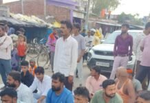 Bahraich News:50 गांवों में 15 दिनों से बिजली नहीं, सड़क जाम कर प्रदर्शन – No Electricity In 50 Villages For 15 Days; Protest Held By Blocking The Road Bahraich News:50 गांवों में 15 दिनों से बिजली नहीं, सड़क जाम कर प्रदर्शन - No Electricity In 50 Villages For 15 Days; Protest Held By Blocking The Road