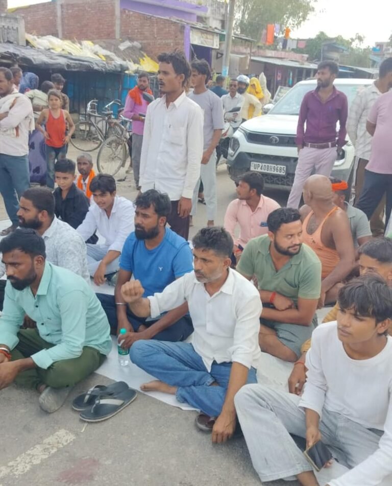 Bahraich News:50 गांवों में 15 दिनों से बिजली नहीं, सड़क जाम कर प्रदर्शन – No Electricity In 50 Villages For 15 Days; Protest Held By Blocking The Road