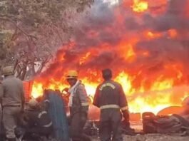 टायर फैक्टरी में लगी भयंकर आग से मचा हड़कंप, दमकल की टीमें मौके पर