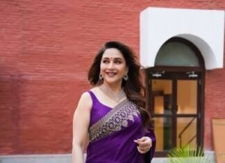 माधुरी के फैन ने किया अनोखा सरप्राइज, टी-शर्ट पर एक्ट्रेस की तस्वीर देख छा गई मुस्कान