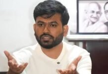 बेटे की हिरासत पर भड़के दीपके के माता-पिता, बोले- सरकार लोकतंत्र का सम्मान नहीं करती