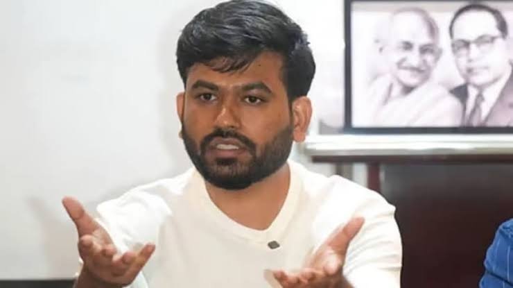 बेटे की हिरासत पर भड़के दीपके के माता-पिता, बोले- सरकार लोकतंत्र का सम्मान नहीं करती