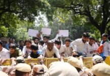 नई दिल्ली में प्रदर्शन के दौरान हंगामा, पथराव में दो पुलिसवाले घायल
