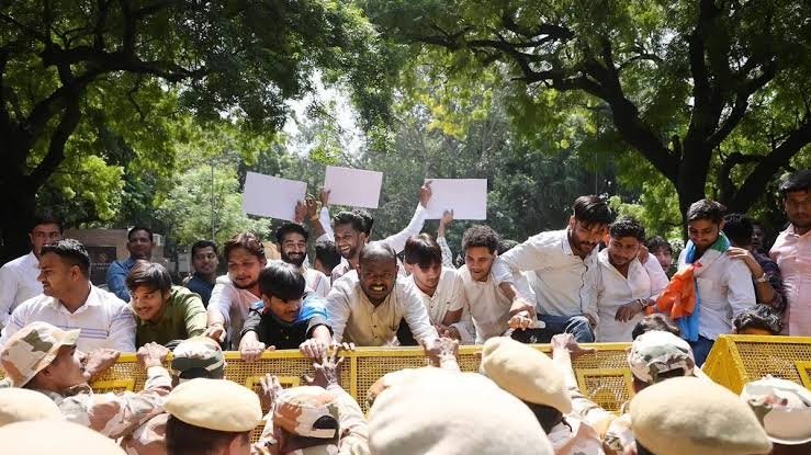 नई दिल्ली में प्रदर्शन के दौरान हंगामा, पथराव में दो पुलिसवाले घायल