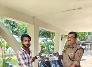 डीआईजी देवीपाटन परिक्षेत्र गोण्डा श्री अशोक कुमार द्वारा परिक्षेत्रीय कार्यालय में नियुक्त पुलिसकर्मियों एवं चतुर्थ श्रेणी कर्मियों को कंबल वितरित किया गया ।*