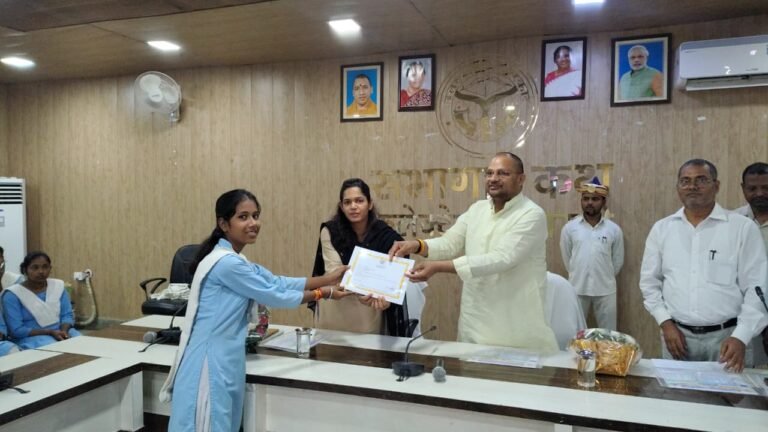 मा0 मुख्यमंत्री जी द्वारा वर्चुअल कार्यक्रम आयोजित कर प्रदेश के छात्र-छात्राओं के खाते में सीधे भेजी छात्रवृत्ति की धनराशि*