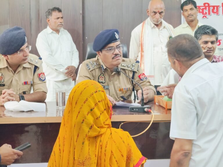 पुलिस उपमहानिरीक्षक देवीपाटन परिक्षेत्र गोंडा श्री अशोक कुमार द्वारा सम्पूर्ण समाधान दिवस के अवसर पर तहसील मनकापुर जनपद गोण्डा में जनसुनवाई कर शिकायतों को सुना गया एवं निस्तारण हेतु संबंधित को निर्देशित किया गया।*