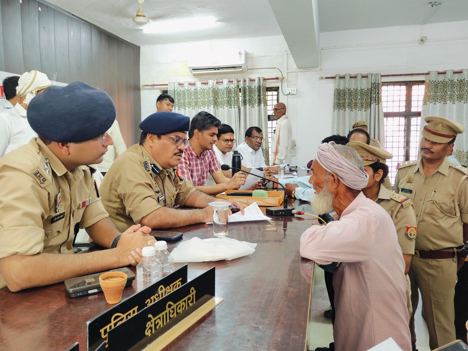 पुलिस उपमहानिरीक्षक देवीपाटन परिक्षेत्र गोंडा श्री अशोक कुमार द्वारा सम्पूर्ण समाधान दिवस के अवसर पर तहसील मनकापुर जनपद गोण्डा में जनसुनवाई कर शिकायतों को सुना गया एवं निस्तारण हेतु संबंधित को निर्देशित किया गया।*