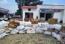 बलरामपुर पुलिस द्वारा थाना को0 उतरौला क्षेत्रान्तर्गत डीसीएम पर लदा हुआ भारी मात्रा में अवैध पटाखा किया गया बरामद*