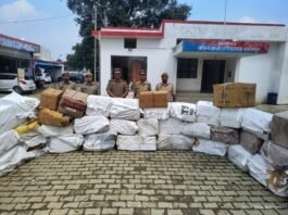 बलरामपुर पुलिस द्वारा थाना को0 उतरौला क्षेत्रान्तर्गत डीसीएम पर लदा हुआ भारी मात्रा में अवैध पटाखा किया गया बरामद*