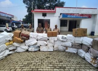 बलरामपुर पुलिस द्वारा थाना को0 उतरौला क्षेत्रान्तर्गत डीसीएम पर लदा हुआ भारी मात्रा में अवैध पटाखा किया गया बरामद*