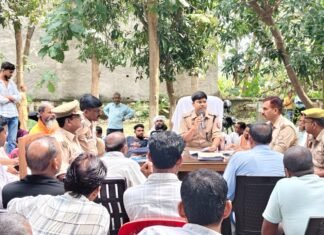 पुलिस अधीक्षक बलरामपुर के निर्देशानुसार,क्षेत्राधिकारी उतरौला द्वारा थाना रेहरा बाजार परिसर में आगामी त्योहार मां दुर्गा पूजा (नवरात्रि) व दशहरा के संबंध में पीस कमेटी की बैठक आयोजित की गई*