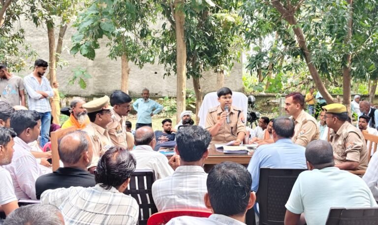 पुलिस अधीक्षक बलरामपुर के निर्देशानुसार,क्षेत्राधिकारी उतरौला द्वारा थाना रेहरा बाजार परिसर में आगामी त्योहार मां दुर्गा पूजा (नवरात्रि) व दशहरा के संबंध में पीस कमेटी की बैठक आयोजित की गई*