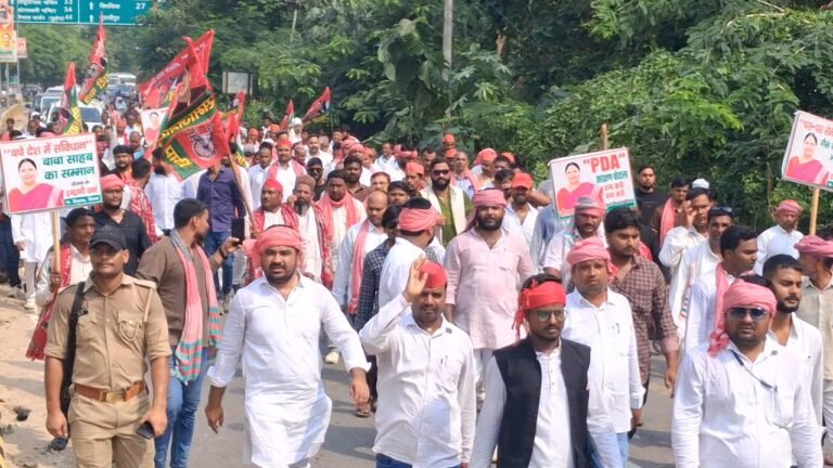 SLUG: SIR के विरोध में सपा का प्रदर्शन, चुनाव आयुक्त का पुतला दहन