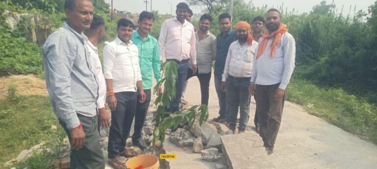 रुधौली में तीन महीने में धंसी आरसीसी सड़क, समाजसेवी ने उठाई आवाज