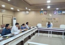 जिलाधिकारी की अध्यक्षता में ’’श्रमिक सम्मान स्वास्थ्य शिविर’’ कार्यक्रम आयोजन के सम्बन्ध में बैठक सम्पन्न