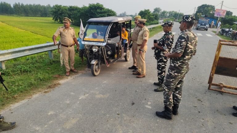 आगामी त्योहारों के दृष्टिगत भारत-नेपाल सीमा पर SSB एवं पुलिस ने किया पैदल गश्त, संदिग्ध व्यक्तियों व वाहनों की चेकिंग