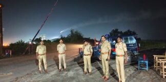 पुलिस अधीक्षक बलरामपुर के निर्देशानुसार, जनपद में शान्ति एवं सुरक्षा व्यवस्था को और अधिक प्रभावी बनाने हेतु ऑपरेशन त्रिनेत्र के अन्तर्गत अपराध एवं अपराधियों पर सतर्क निगरानी हेतु अन्तर्जनपदीय बॉर्डरों पर लगवाए गए उच्च गुणवत्ता वाले अत्याधुनिक तकनीक से युक्त CCTV कैमरे का क्षेत्राधिकारी उतरौला द्वारा किया गया निरीक्षण*