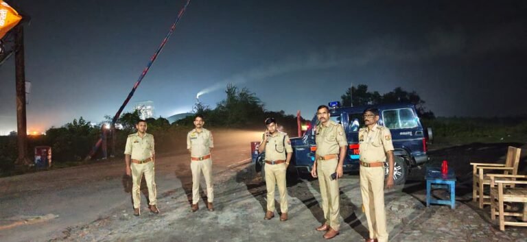 पुलिस अधीक्षक बलरामपुर के निर्देशानुसार, जनपद में शान्ति एवं सुरक्षा व्यवस्था को और अधिक प्रभावी बनाने हेतु ऑपरेशन त्रिनेत्र के अन्तर्गत अपराध एवं अपराधियों पर सतर्क निगरानी हेतु अन्तर्जनपदीय बॉर्डरों पर लगवाए गए उच्च गुणवत्ता वाले अत्याधुनिक तकनीक से युक्त CCTV कैमरे का क्षेत्राधिकारी उतरौला द्वारा किया गया निरीक्षण*