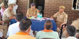 क्षेत्राधिकारी ललिया द्वारा थाना हरैया परिसर में आगामी त्योहार मां दुर्गा पूजा (नवरात्रि) व दशहरा के संबंध में पीस कमेटी की बैठक आयोजित की गई*