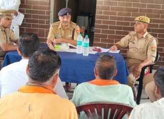 क्षेत्राधिकारी ललिया द्वारा थाना हरैया परिसर में आगामी त्योहार मां दुर्गा पूजा (नवरात्रि) व दशहरा के संबंध में पीस कमेटी की बैठक आयोजित की गई*