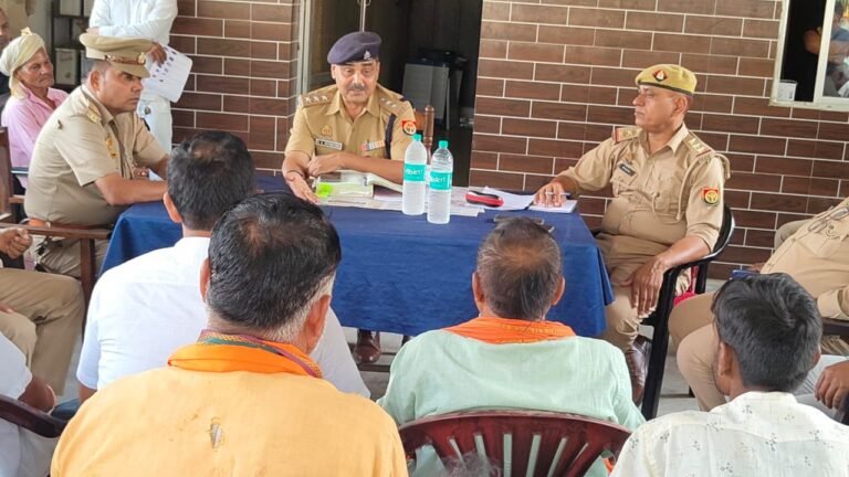 क्षेत्राधिकारी ललिया द्वारा थाना हरैया परिसर में आगामी त्योहार मां दुर्गा पूजा (नवरात्रि) व दशहरा के संबंध में पीस कमेटी की बैठक आयोजित की गई*