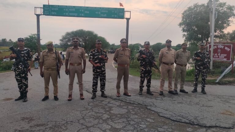 इंडो-नेपाल सीमा पर आगामी त्योहारों के दृष्टिगत सुरक्षा व्यवस्था बनाए रखने हेतु पुलिस व SSB की संयुक्त पेट्रोलिंग*