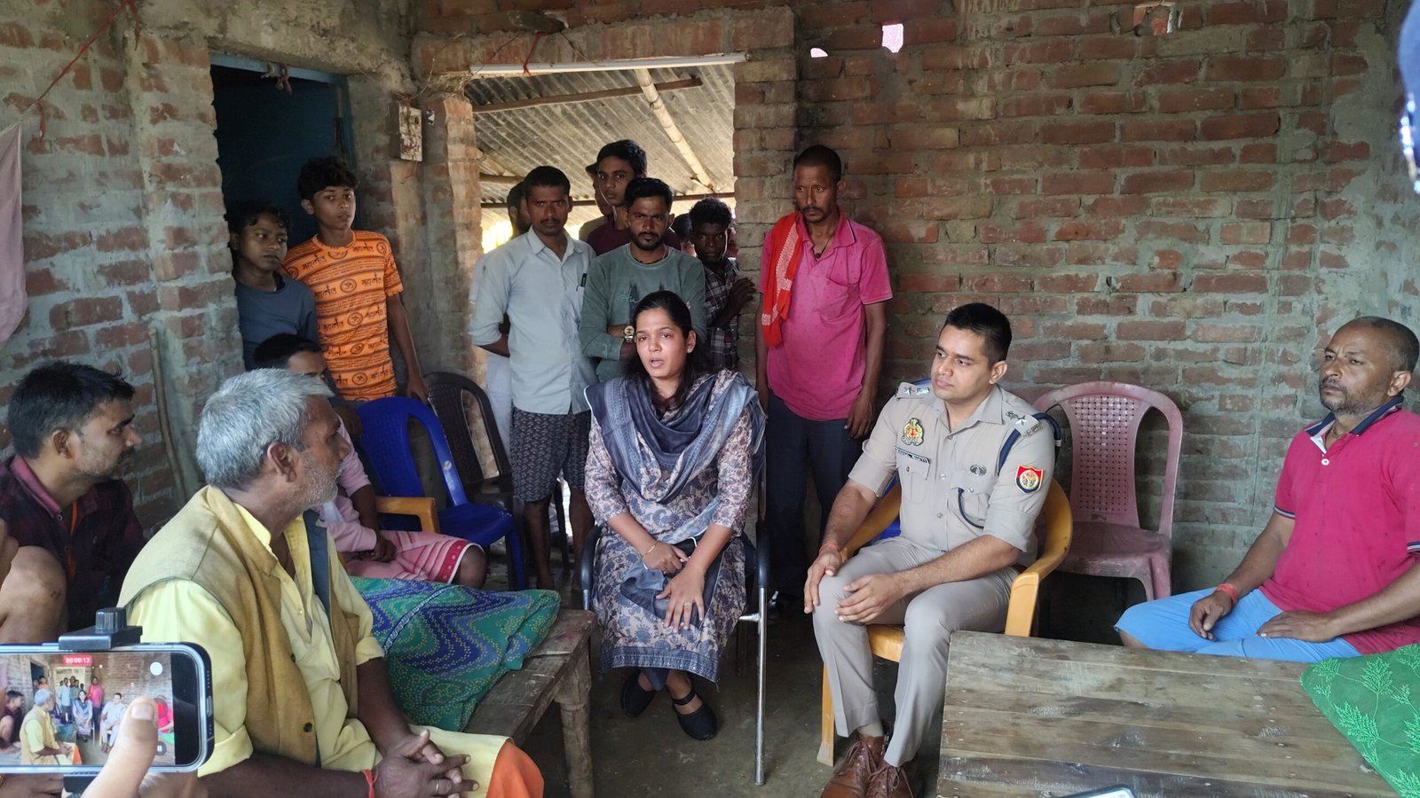 जिलाधिकारी एवं पुलिस अधीक्षक ने मृतक के परिजनों से की मुलाकात, जाना उनका कुशलक्षेम