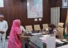 जनता दर्शन में जिलाधिकारी ने सुनी जनसामान्य की समस्याएं