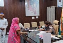 जनता दर्शन में जिलाधिकारी ने सुनी जनसामान्य की समस्याएं