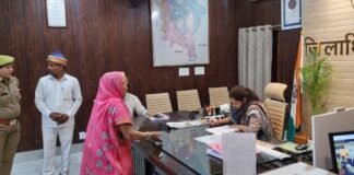 जनता दर्शन में जिलाधिकारी ने सुनी जनसामान्य की समस्याएं