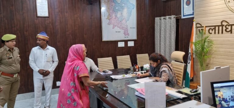 जनता दर्शन में जिलाधिकारी ने सुनी जनसामान्य की समस्याएं