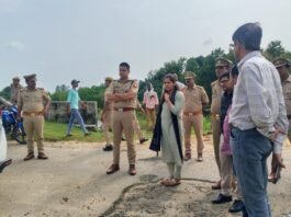 शारदीय नवरात्रि/दुर्गा पूजा एवं दशहरा के दृष्टिगत जिलाधिकारी व पुलिस अधीक्षक ने बड़राह घाट थाना मल्हीपुर का किया निरीक्षण