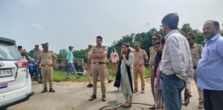 शारदीय नवरात्रि/दुर्गा पूजा एवं दशहरा के दृष्टिगत जिलाधिकारी व पुलिस अधीक्षक ने बड़राह घाट थाना मल्हीपुर का किया निरीक्षण