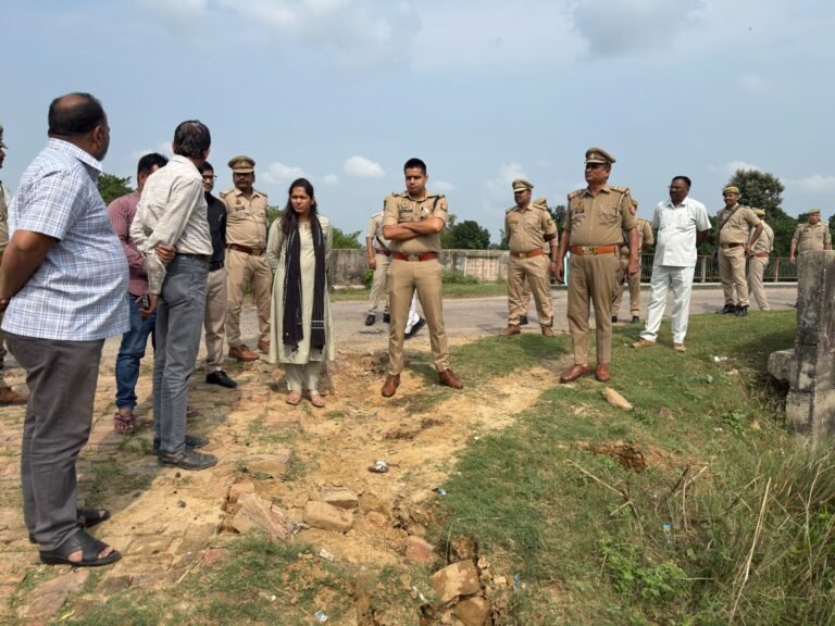 जिलाधिकारी एवं पुलिस अधीक्षक ने मूर्ति विसर्जन स्थल भेला गांव का लिया जायजा