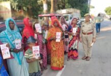 मिशन शक्ति फेज-5 (द्वितीय चरण) के अंतर्गत श्रावस्ती पुलिस का व्यापक जनजागरूकता अभियान, शारदीय नवरात्रि के प्रथम दिन महिला सुरक्षा, साइबर अपराध एवं यातायात नियमों के प्रति किया जागरूक*