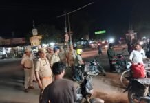 त्योहार दुर्गा पूजा व दशहरा के दृष्टिगत सुगम यातायात हेतु अवैध अतिक्रमण के विरुद्ध चला अभियान, सड़क किनारे लगे अवैध ठेला, रेहड़ी, दुकानों एवं खड़े वाहनों को हटवाया गया*