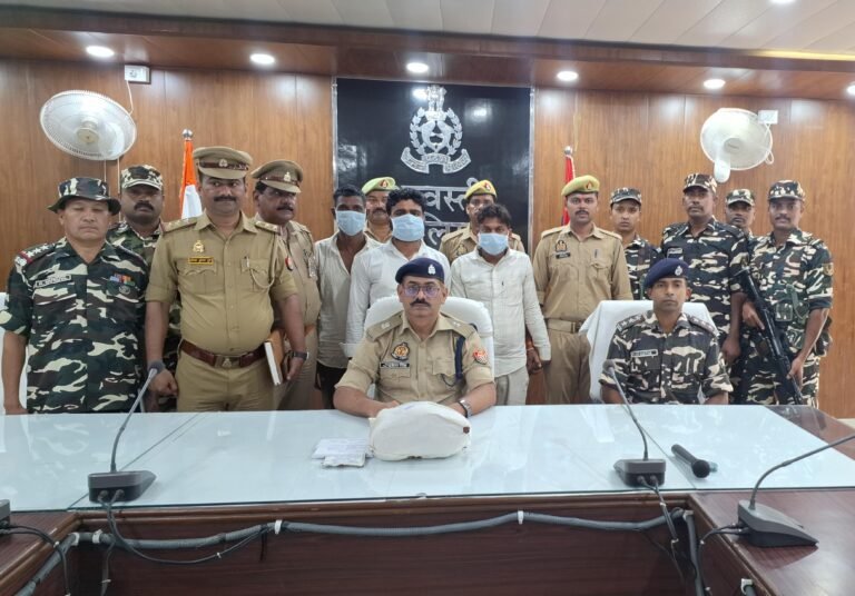 थाना सिरसिया व SSB की संयुक्त टीम द्वारा इण्डो-नेपाल बॉर्डर पर चेकिंग के दौरान 06 किलो 820 ग्राम अवैध चरस ( अंतर्राष्ट्रीय बाजार कीमत लगभग रू0 17 लाख ) के साथ 03 अभियुक्त गिरफ्तार*