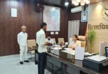 जनता दर्शन में जिलाधिकारी ने सुनी जनसामान्य की समस्याएं