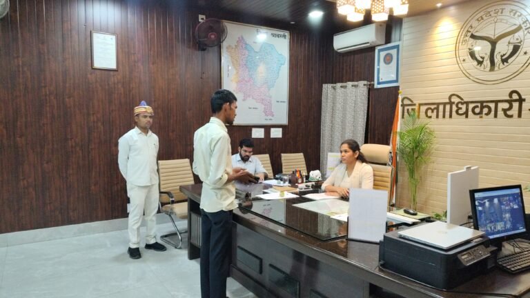 जनता दर्शन में जिलाधिकारी ने सुनी जनसामान्य की समस्याएं