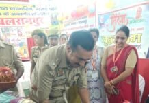 शिक्षा, सुरक्षा और सम्मान, यही है। सशक्त नारी की पहचान* *मिशन शक्ति फेज-6 अभियान के अंतर्गत पुलिस अधीक्षक बलरामपुर श्री मार्तण्ड प्रकाश सिंह द्वारा थाना गौरा चौराहा क्षेत्रान्तर्गत वृद्धाश्रम/आश्रय गृह पहुँचकर शारदीय नवरात्रि के उपलक्ष्य में वृद्ध जनों को फल,मिष्ठान,अंग वस्त्र,कम्बल आदि वितरित कर जाना कुशलक्षेम*