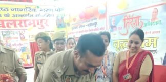 शिक्षा, सुरक्षा और सम्मान, यही है। सशक्त नारी की पहचान* *मिशन शक्ति फेज-6 अभियान के अंतर्गत पुलिस अधीक्षक बलरामपुर श्री मार्तण्ड प्रकाश सिंह द्वारा थाना गौरा चौराहा क्षेत्रान्तर्गत वृद्धाश्रम/आश्रय गृह पहुँचकर शारदीय नवरात्रि के उपलक्ष्य में वृद्ध जनों को फल,मिष्ठान,अंग वस्त्र,कम्बल आदि वितरित कर जाना कुशलक्षेम*