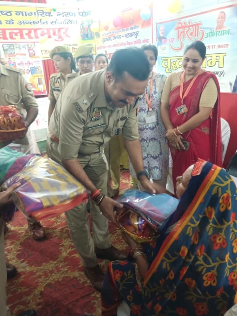 शिक्षा, सुरक्षा और सम्मान, यही है। सशक्त नारी की पहचान*   *मिशन शक्ति फेज-6 अभियान के अंतर्गत पुलिस अधीक्षक बलरामपुर श्री मार्तण्ड प्रकाश सिंह द्वारा थाना गौरा चौराहा क्षेत्रान्तर्गत वृद्धाश्रम/आश्रय गृह पहुँचकर शारदीय नवरात्रि के उपलक्ष्य में वृद्ध जनों को फल,मिष्ठान,अंग वस्त्र,कम्बल आदि वितरित कर जाना कुशलक्षेम*