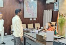 जनता दर्शन में जिलाधिकारी ने सुनी जनसामान्य की समस्याएं*