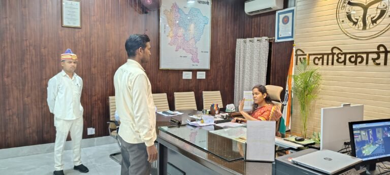 जनता दर्शन में जिलाधिकारी ने सुनी जनसामान्य की समस्याएं*
