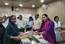 जिलाधिकारी ने सीमावर्ती गांवों की 13 महिलाओं को उपहार भेंट कर किया सम्मानित*